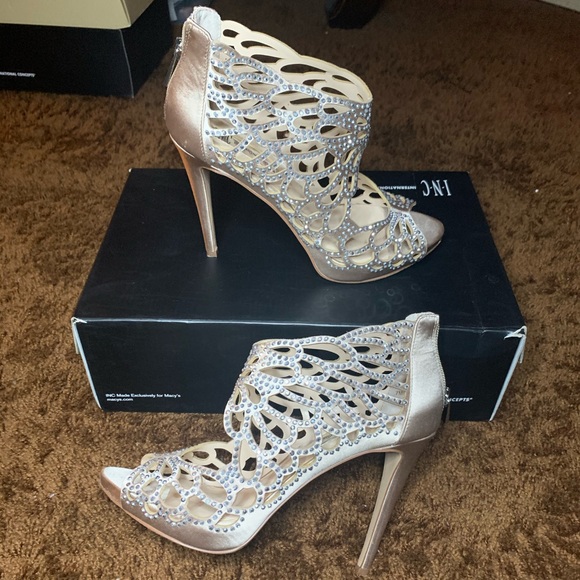 ✨✨Open toe Bisque Satin Heels✨✨ - Picture 2 of 6